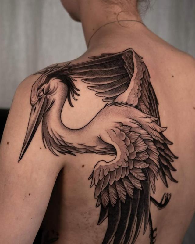 Kraanvogel op schouder en rug, blackwork